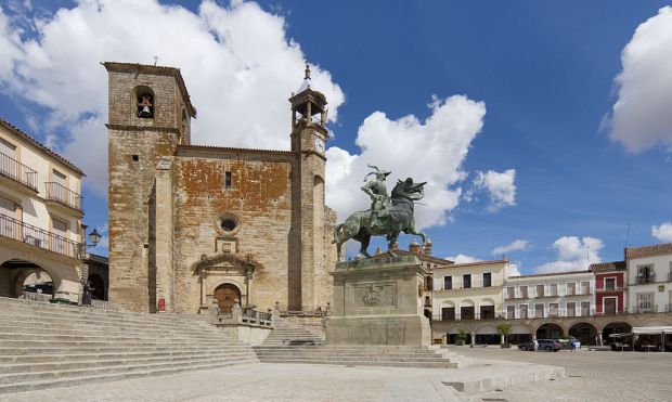 Plaza Mayor in Trujillo, gedomineerd door het ruiterstandbeeld van Francisco Pizarro, de trappen en de daar achter gelegen kerk..