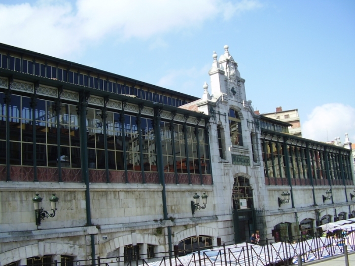 Een foto van de Mercado de La Esperanza, een eclectisch gebouw dat zich achter het stadhuis van Santander bevindt.