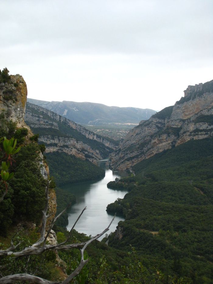 Een dal genaamd Hoces del Sobrón, gevormd door de Ebro tussen de Sierra de Árcena en het Obarenes-gebergte.