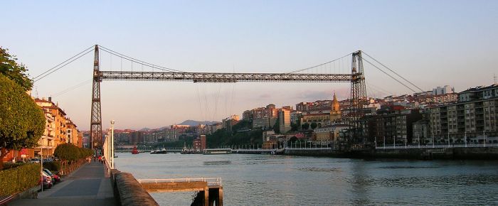 De brug van Vizcaya, is tussen 1887 en 1893 ontworpen en gebouwde tolveerbrug die de twee oevers van het estuarium van Bilbao in Vizcaya met elkaar verbindt. Het was de eerste brug van dit type ter wereld en een van de acht die nog bestaan.  De brug, is 164 meter lang, en de gondel, hangend onder de brug, kan zes auto's en enkele tientallen passagiers in anderhalve minuut vervoeren.