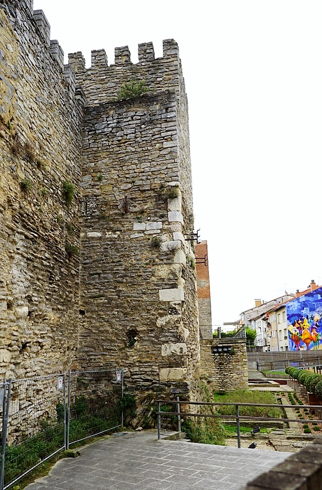 Een stukje van de oude stadsmuur met verdedigingstoren van Vitoria Gasteiz.