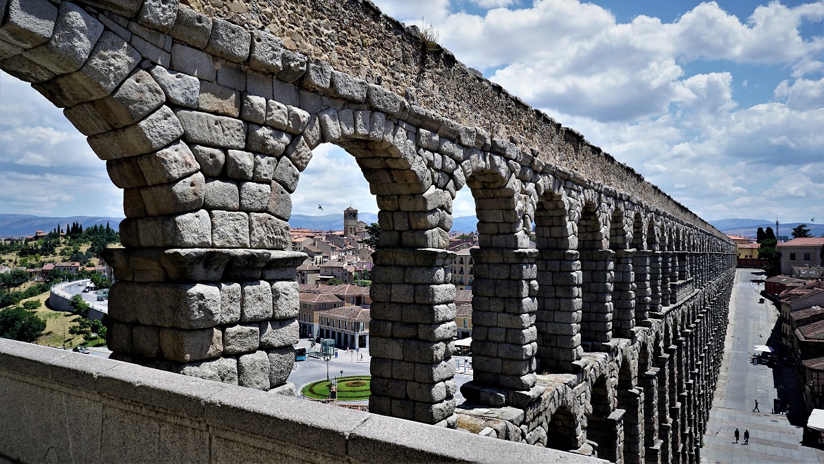 Het aquaduct van Segovia, gelegen aan het emblematische Plaza del Azoguejo, is het kenmerkende symbool van de stad; de datum van de bouw ervan, die aan het eind van de 1e of het begin van de 2e eeuw kan hebben plaatsgevonden, is onbekend, en het is het belangrijkste Romeinse civieltechnische werk in Spanje. Het is gemaakt van zo'n 25.000 granieten asbaltblokken die zonder mortel met elkaar zijn verbonden. Het is 818 meter lang op het meest zichtbare deel, hoewel niet mag worden vergeten dat de totale lengte zo'n 15 km bedraagt vanaf de stuwdam bij het stuwmeer van Puente Alta. Het bestaat uit meer dan 170 bogen en het hoogste gedeelte meet 29 meter, wat het bereikt bij de Azoguejo, het meest bezochte gedeelte.