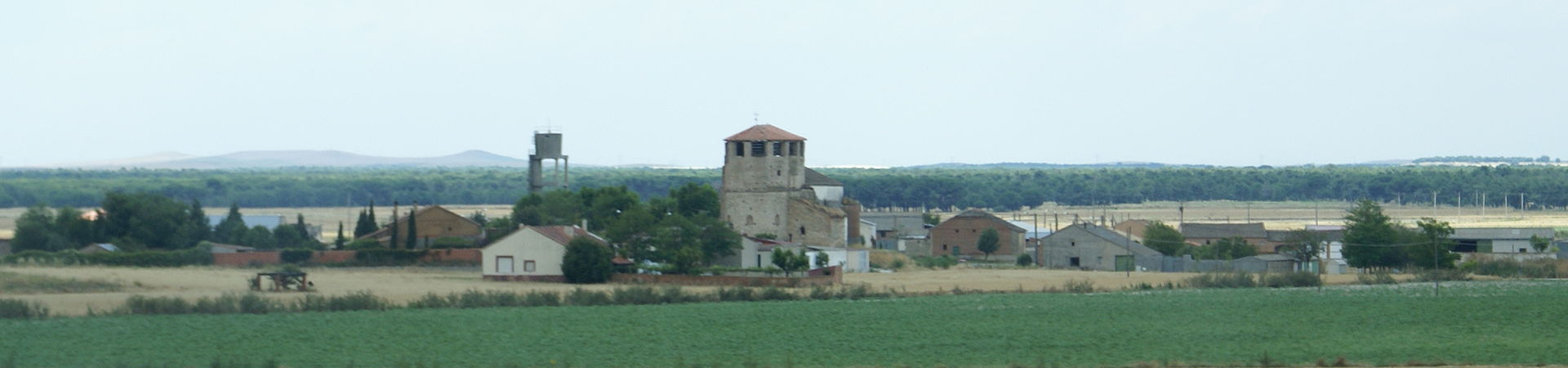 Panoramafoto van het bijna verlaten dorpje Almenara de Adaja.