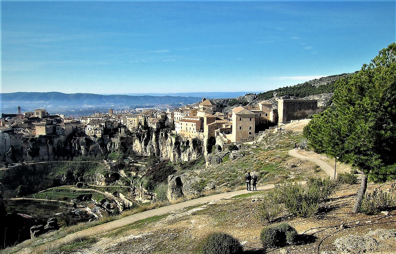 Panorama foto van het stadje Cuenca in het noorden van Castilla-La Mancha. Links op de voorgrond zien we nog een stukje van het Hoz del Huécar. Dat is een door de rivier de Huécar uitgesleten canyon.
