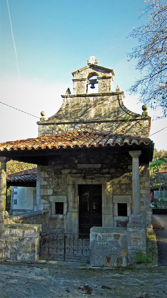 Een foto van een van de vele kleine kapelletjes die men langs de wegen van Asturias vindt. Het is gebouwd in een visigotische stijl maar ik neem aan dat het niet uit die periode stamt.
