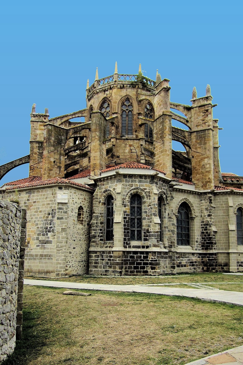 De kerk van Santa María Asunción het dominante gezicht van Castro-Urdiales. Met de typische kenmerken van de gotische stijl, brede schepen, hoge gewelven, vliegende steunberen en steunberen die het gewicht van het gebouw dragen.