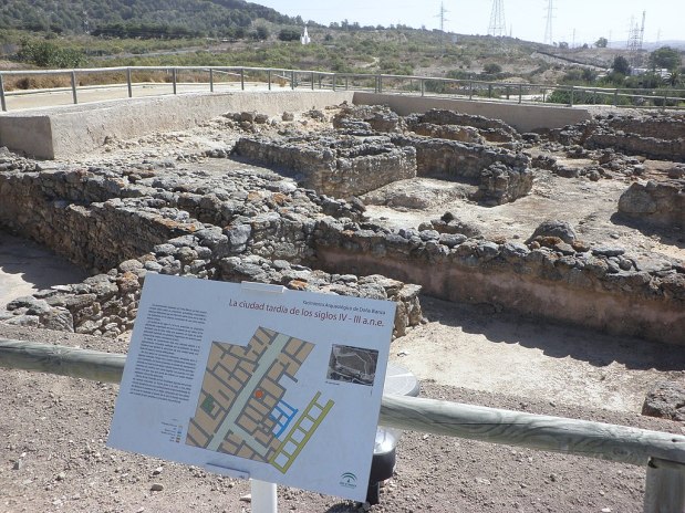 Op deze foto ziet we de funderingen van Doña Blanca dat In de 8e eeuw v. Chr. een echte stad met een muur werd, die ononderbroken bewoond bleef tot het einde van de 3e eeuw v. Chr. Tijdens deze vijf eeuwen van ononderbroken leven onderging de stad verschillende stedelijke verbouwingswerken en de bouw van nog twee muren.