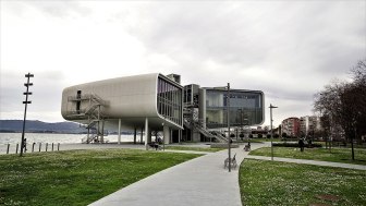 Foto van het Centro Botín, een modern gebouw bestaande uit twee door loopbruggen verbonden volumes. Het westelijk volumes is gewijd aan kunst en het  kleinere oostelijke deel wordt gebruikt voor educatieve activiteiten.