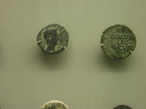 We zien muntstukken uit de tijd van Publius Carisius de eerste legaat van Lusitania. Een muntje (denarius) met een kopje en een ander muntje met de tekst PCARISIVS LEG AVGVST ( P Carisius Leg August).