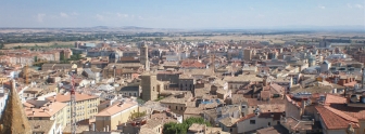 Deze panoramafoto van Huesca is genomen vanuit de klokkentoren van de kathedraal. Iets uit het midden van de foto zien we de klokkentoren van de San Lorenzo kerk.